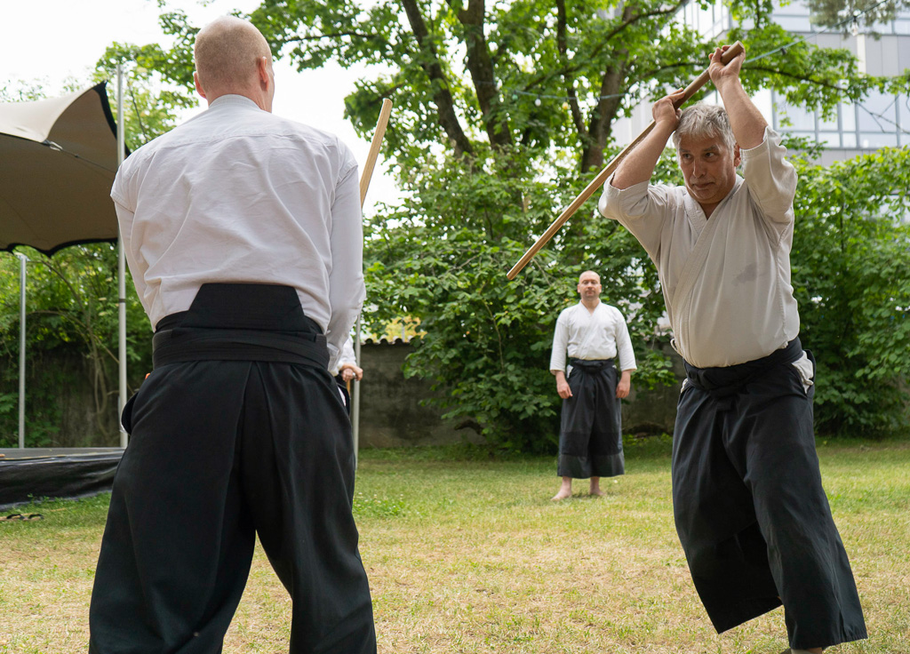 Zwei Aikidoka die eine Handhebeltechnick üben.