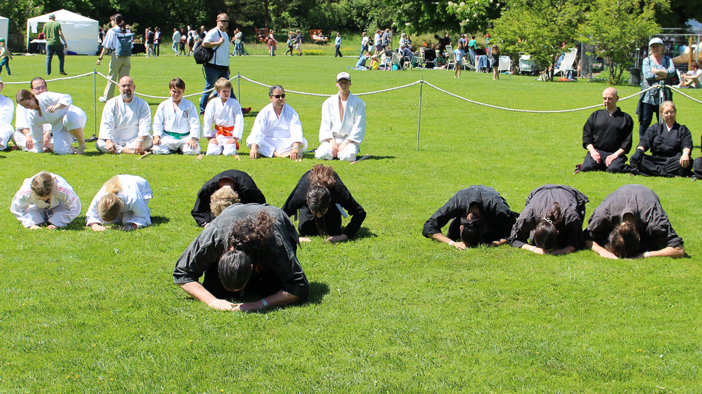 Bild der Bujinkan Kindertrainingsgruppe bei einer Gruppenübung.